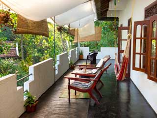 Jungle side house - Entrance hallway